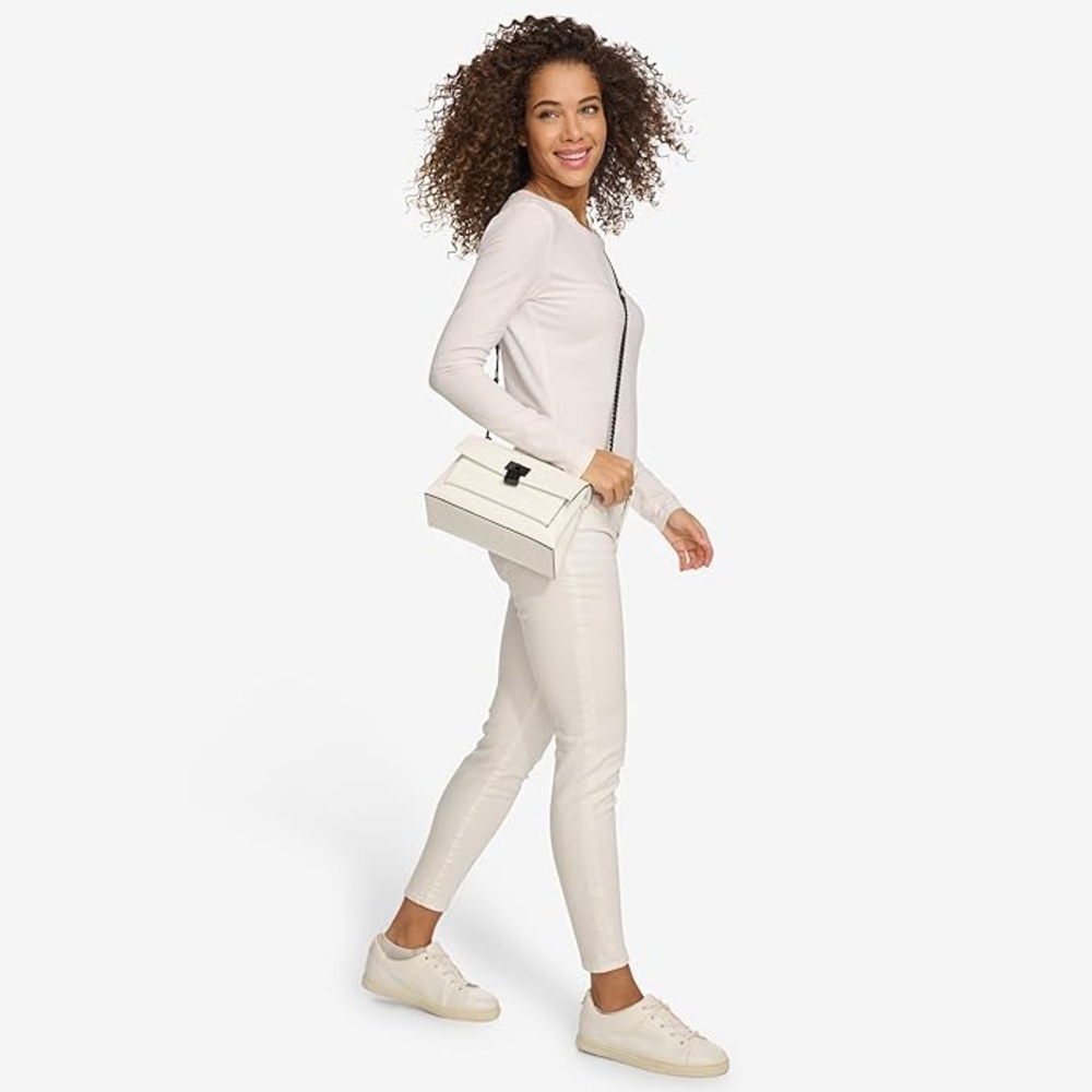 White DKNY bag with black strap EVIE FLAP SHOULDER
R41 EDC63 - Picture 2 of 8